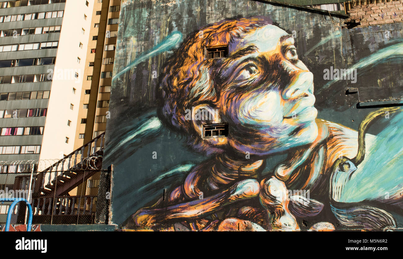 Un impresionante ejemplo de graffiti en la Candelaria, en Bogotá, Colombia, donde muchos espacios públicos han sido aprobados por los artistas. Foto de stock