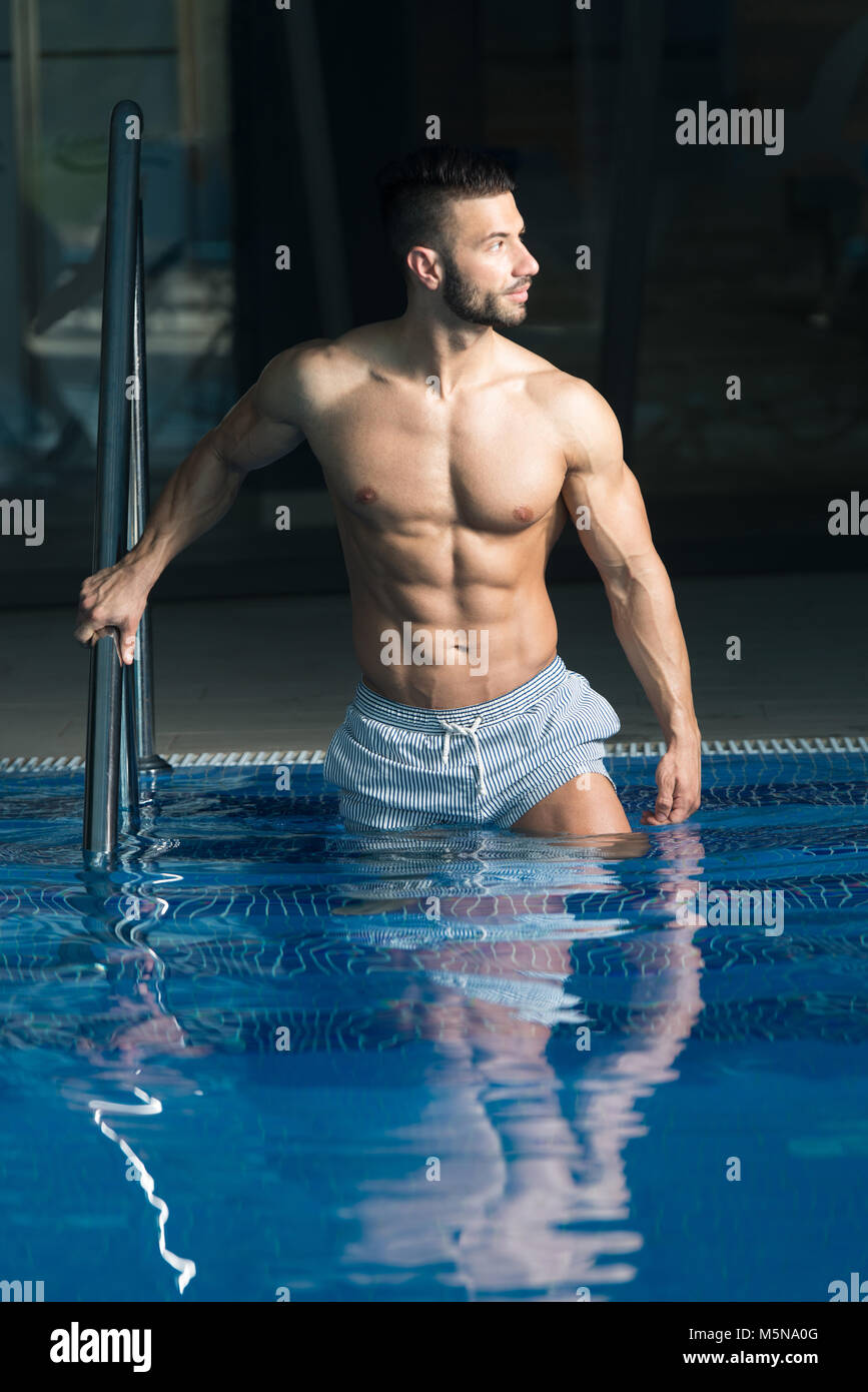 Retrato de una moda muy musculoso hombre sexy en ropa interior en la  piscina Fotografía de stock - Alamy
