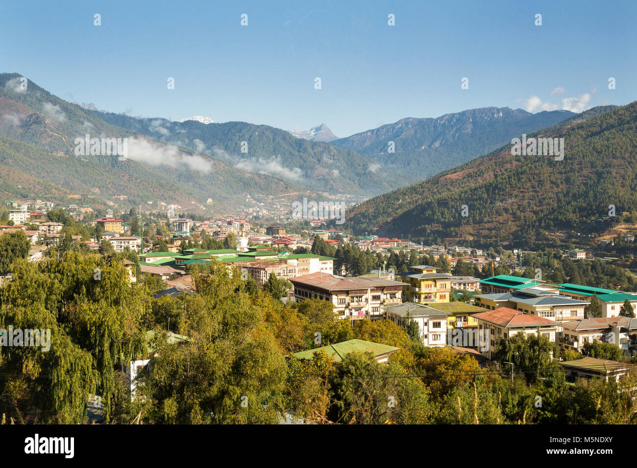 Thimphu, Bután. Las vistas de la ciudad en las estribaciones del Himalaya. Foto de stock