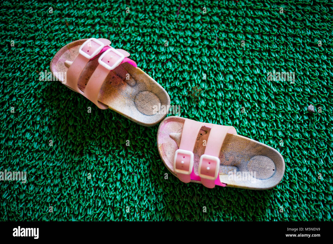 Sandalias de plastico fotografías e imágenes de alta resolución - Alamy