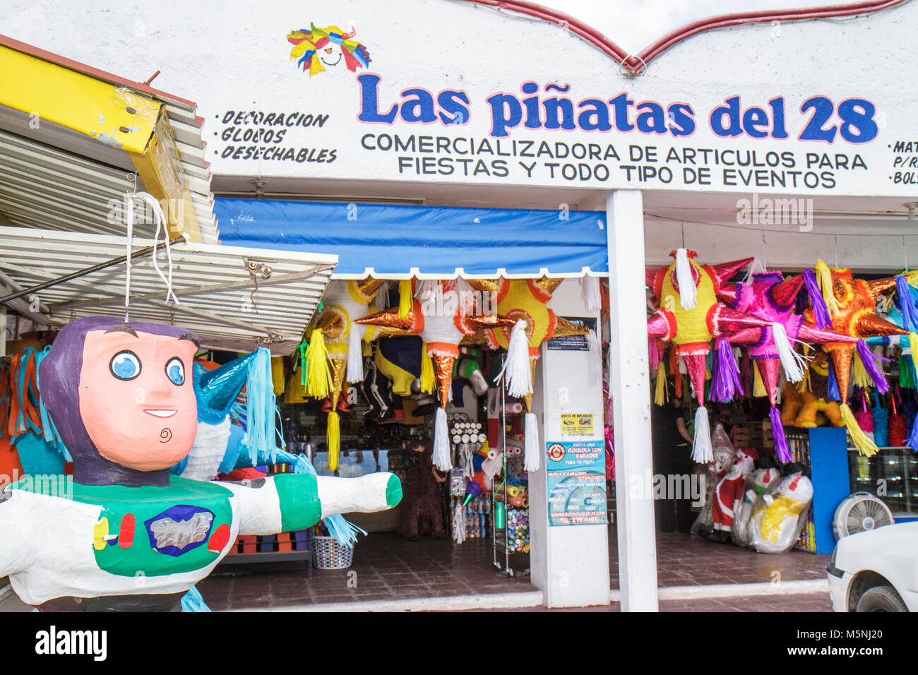 Cancun Mexico,Mexican,Mercado 28,piñata,venta de caja de exhibición,pequeña empresa,suministros para fiestas,decoración tradicional,venta de exhibición papier mâché,Mex101216011 Foto de stock