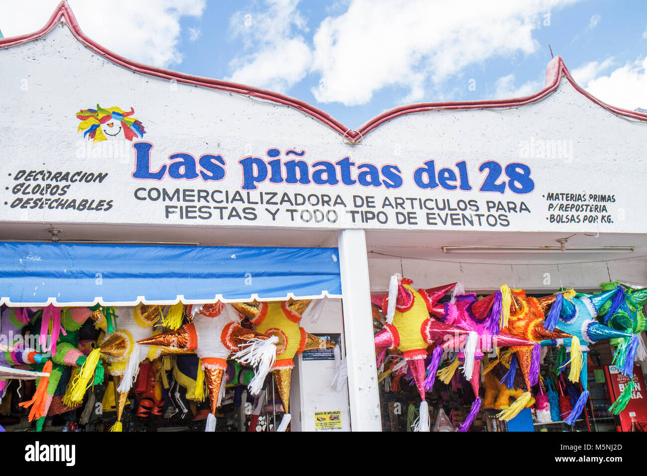 Cancun Mexico,Mexican,Mercado 28,piñata,venta de caja de exhibición,pequeña empresa,suministros para fiestas,decoración tradicional,venta de exhibición papier mâché,Mex101216014 Foto de stock