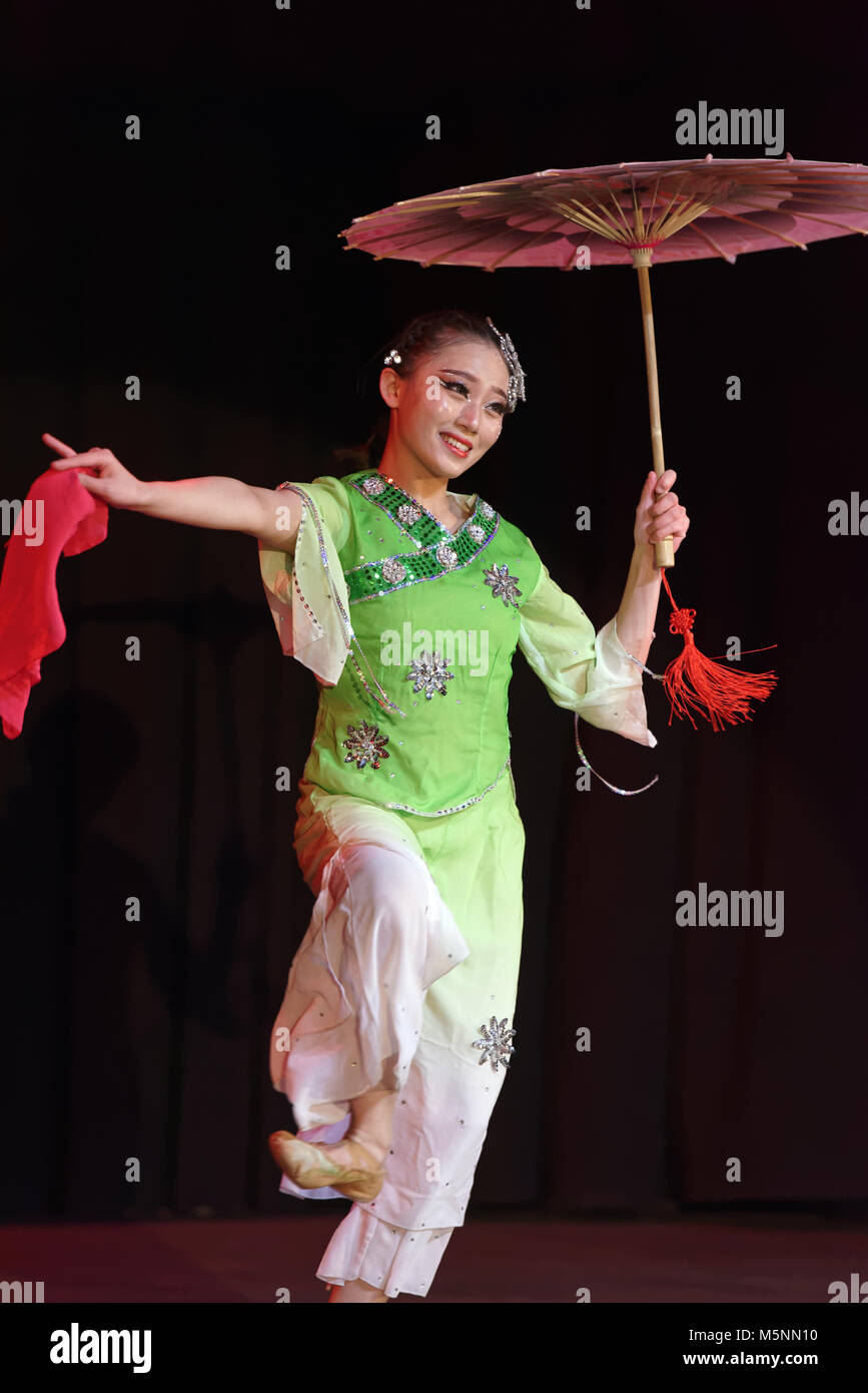Chino tradicional danza paraguas Fotografía de stock - Alamy