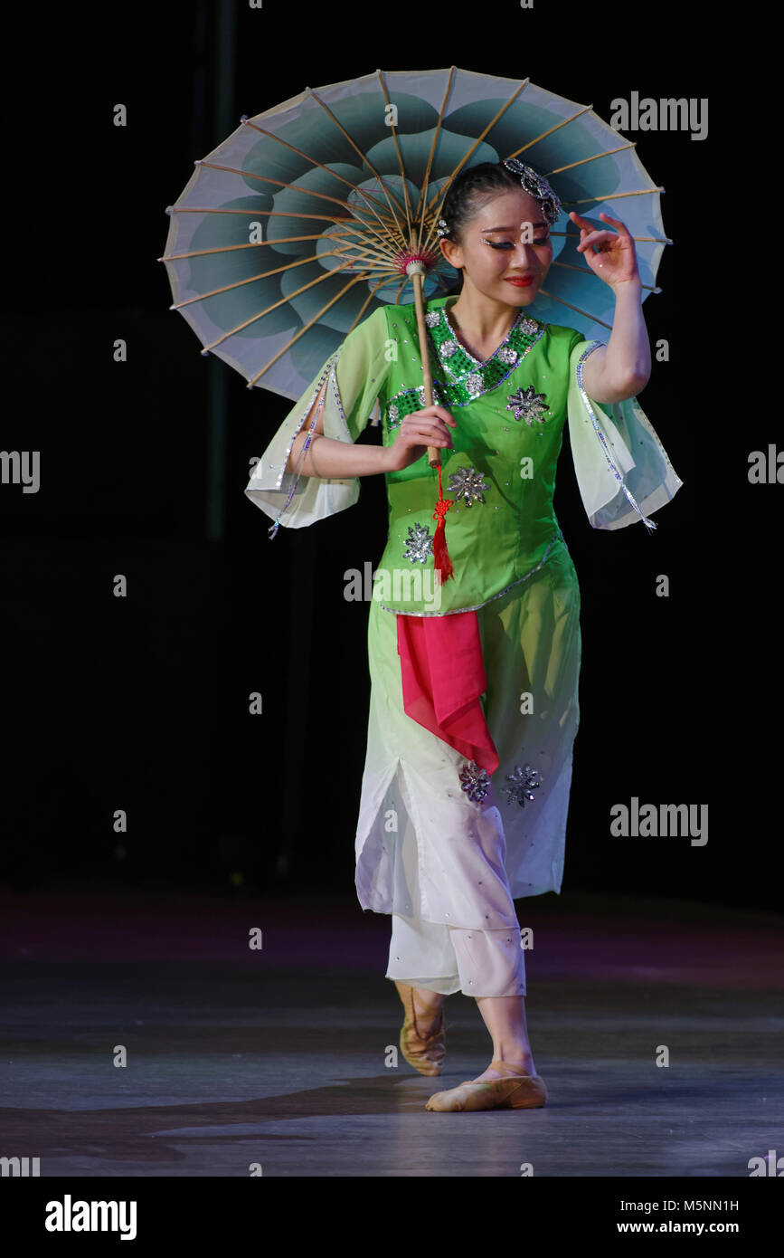 San Petersburgo, Rusia - Febrero 6, 2018: Lee Jing-Jing realiza el baile  con sombrilla durante el festival de danza de los jóvenes de China y Rus  Fotografía de stock - Alamy