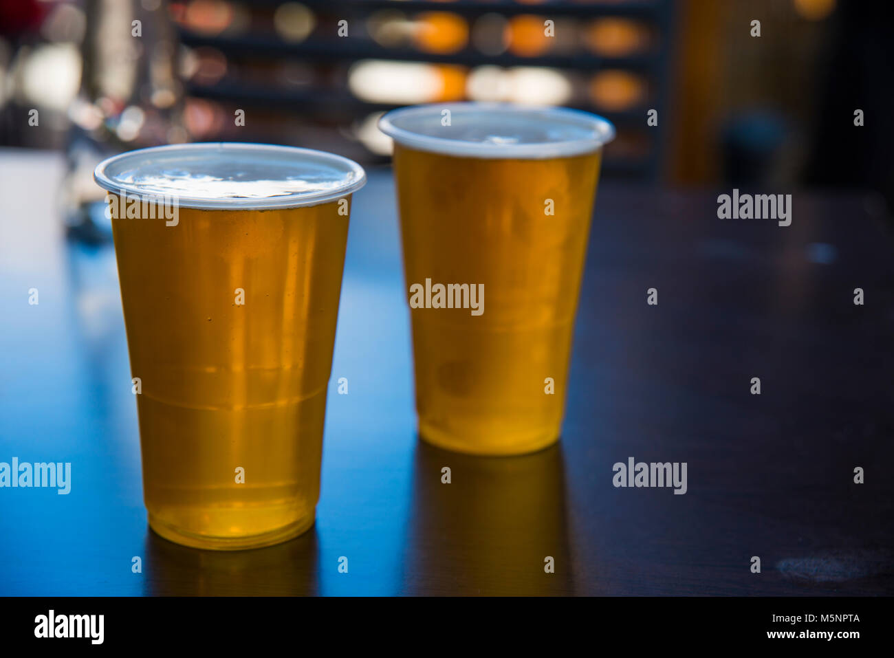 Dos vasos de plástico de cerveza en una terraza Fotografía de stock - Alamy