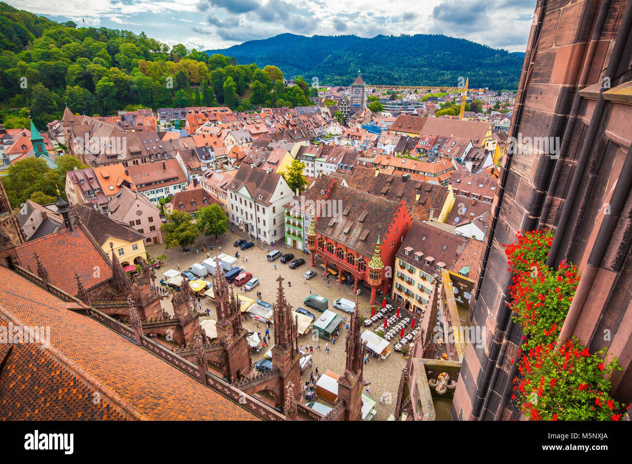 Vista aérea del centro histórico de la ciudad de Freiburg im Breisgau desde los famosos Freiburger Minster en la hermosa luz del atardecer al atardecer, Alemania Foto de stock