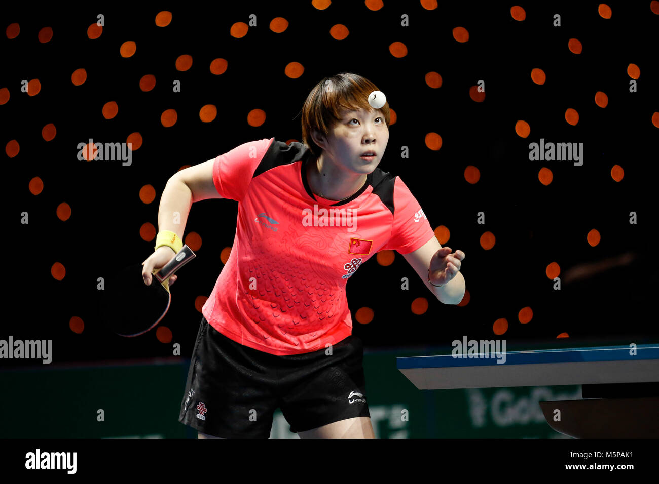 Londres, Reino Unido. 24 Feb, 2018. Zhu YULING de China durante la ITTF Team World Cup match entre Zhu YULING de China y DOO Hoi Dem de Hong Kong-, las Semifinales hombres partido de dobles el 24 de febrero de 2018, en el cuadro de cobre Arena, Olympic Park, Londres. Crédito: Michal Busko/Alamy Live News Foto de stock