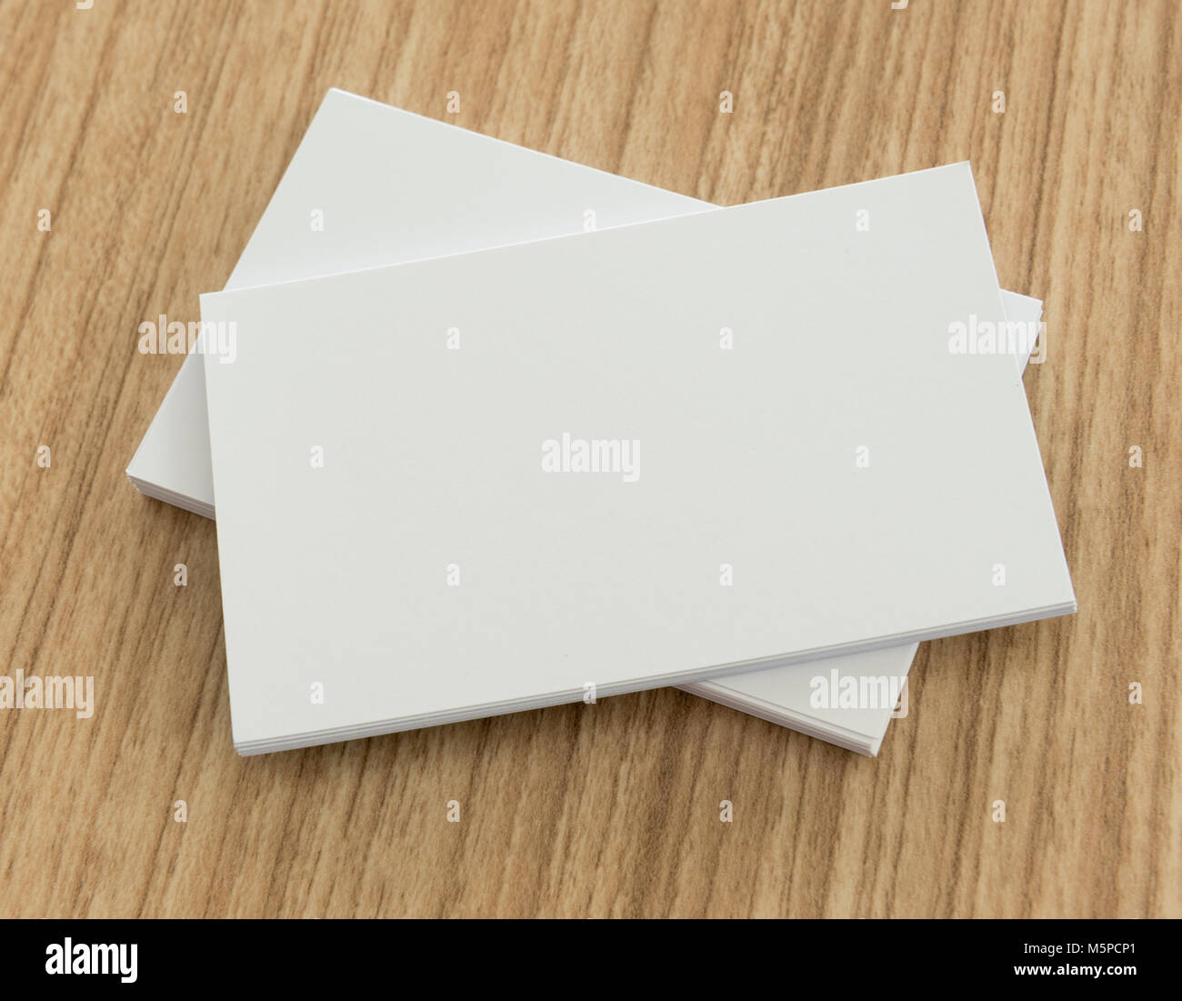 Tarjetas de presentación en blanco sobre fondo de madera. espacio libre  para el texto Fotografía de stock - Alamy