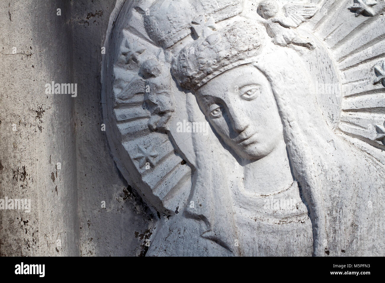 Bajorrelieve de Virgen María en Rasu cementerio en Vilnius, Lituania Foto de stock
