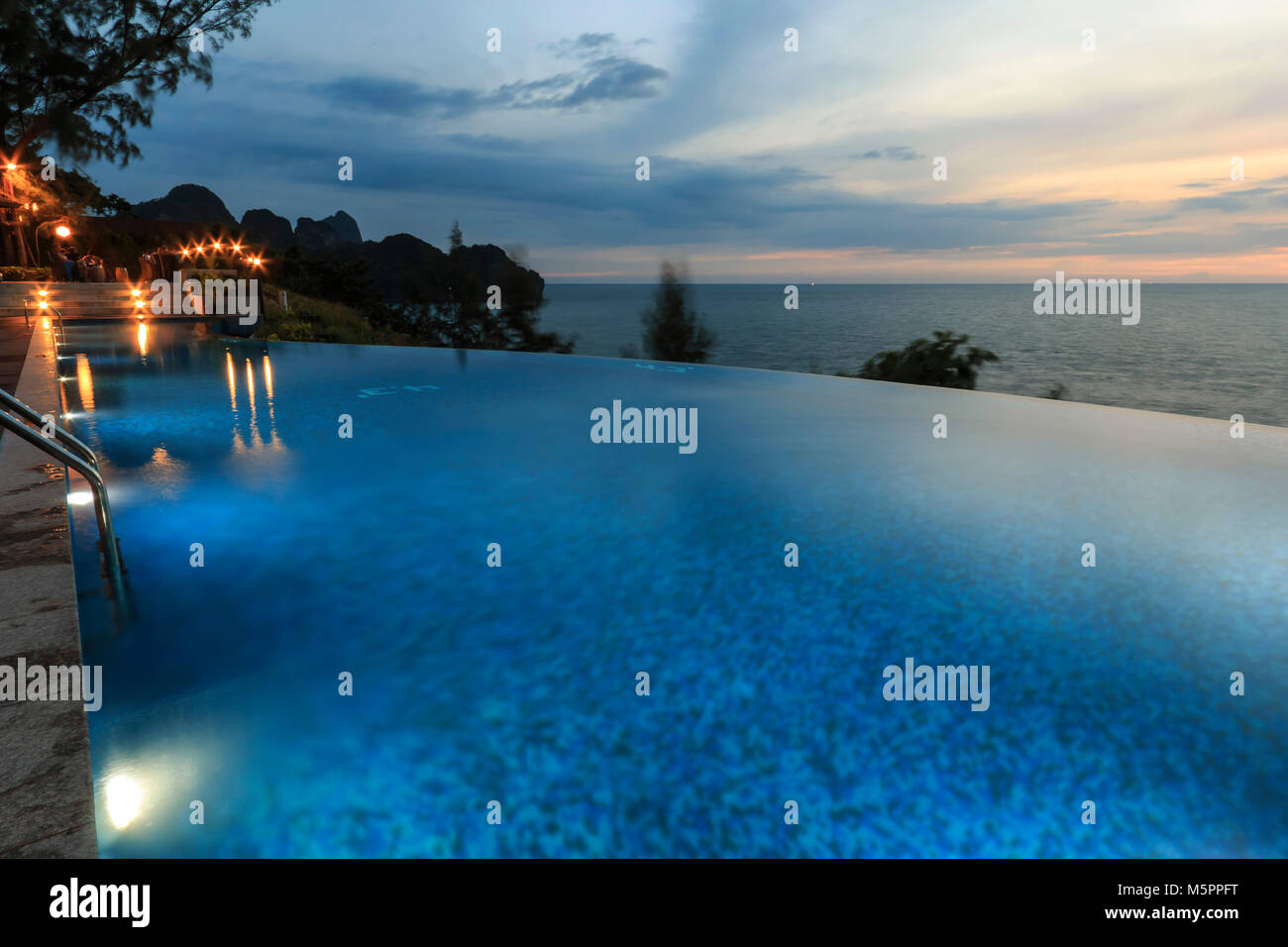 La isla Phi Phi, Tailandia - Enero 28, 2018: la gente waatching la puesta de sol en la piscina de borde infinito en la isla de Koh Phi Phi Don en Krabi, Tailandia Foto de stock