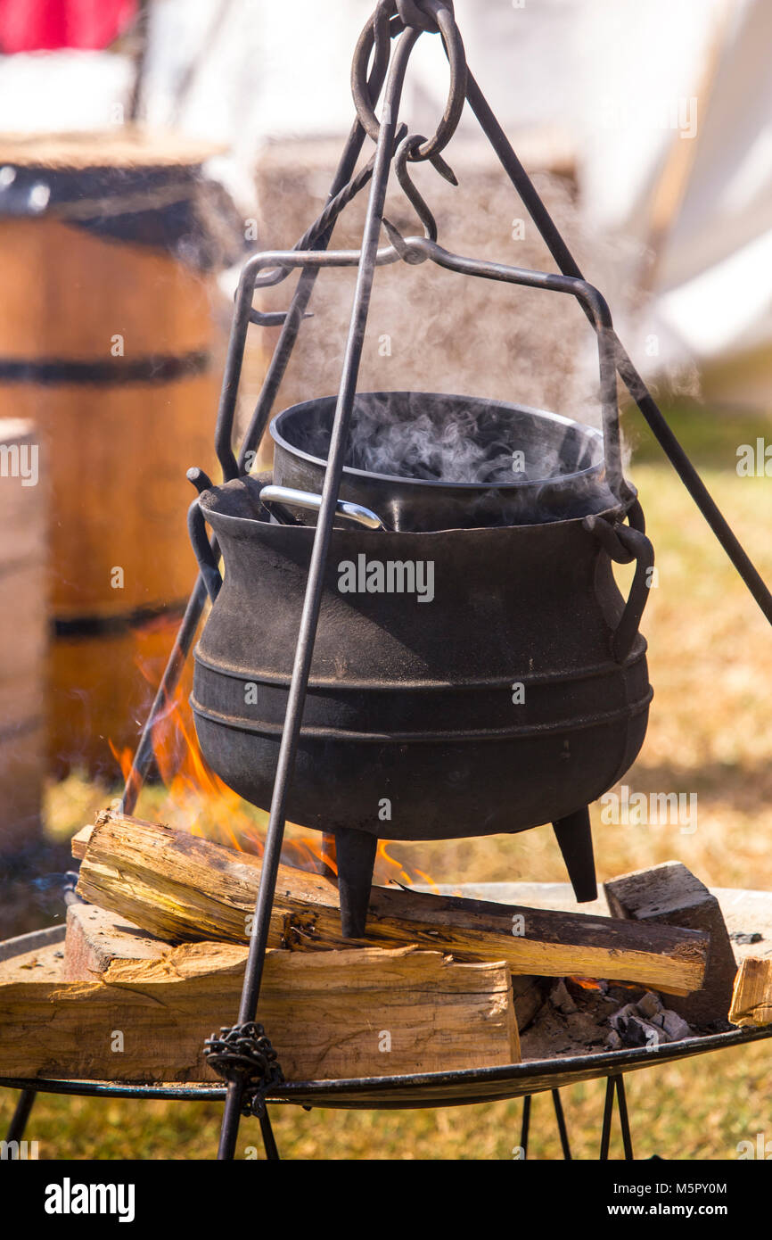 Cocinar al aire libre en una olla de hierro fundido sobre una fogata de  madera abierto en un campamento durante una recreación de la revolución  americana Fotografía de stock - Alamy