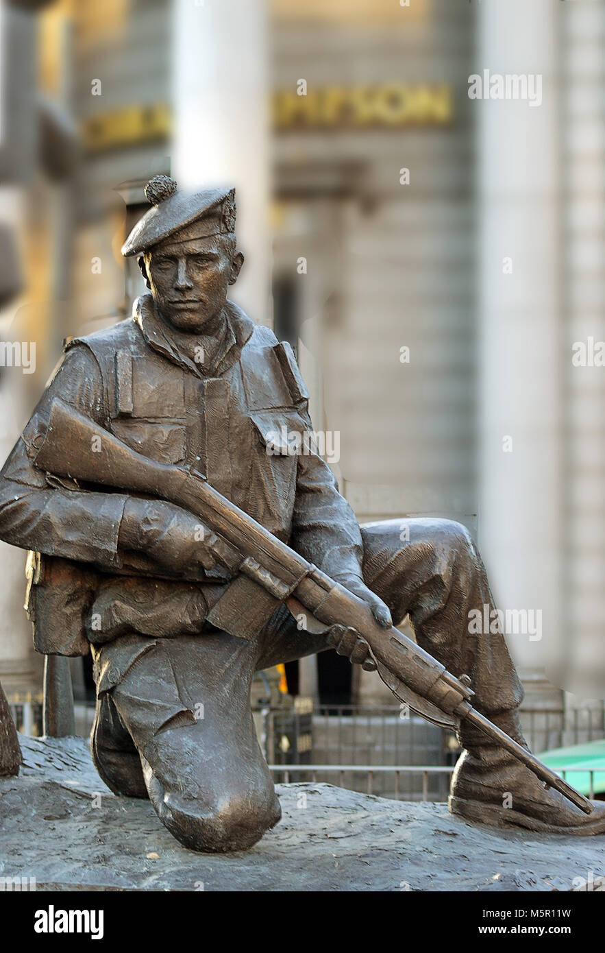 ABERDEEN, Escocia - 12 de febrero de 2018: Un detalle de la estatua de Mark Richards en conmemoración de la ciudad, el regimiento local Gordon Highlanders, en el SIT Foto de stock