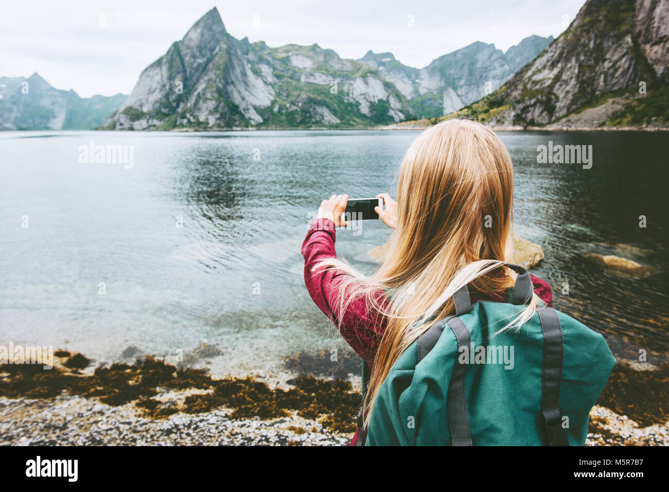Mujer teniendo selfie turística de smartphone visita las islas Lofoten Viajes aventura outdoor lifestyle wanderlust concepto las vacaciones de verano en Norwa Foto de stock