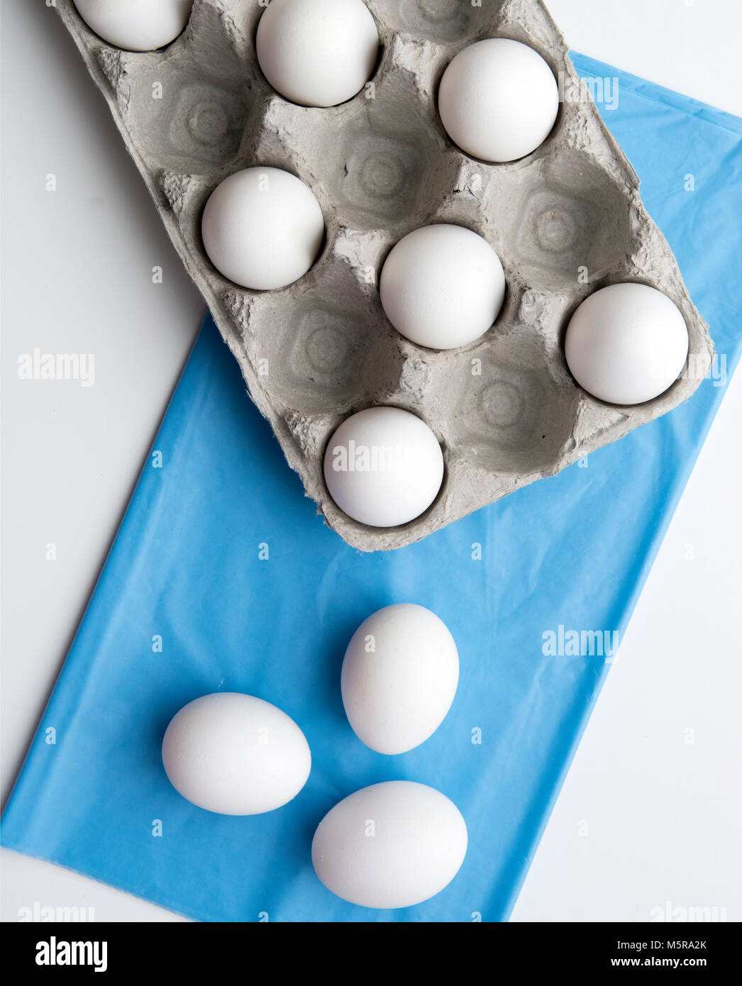 Huevos blancos listos para decorar Foto de stock