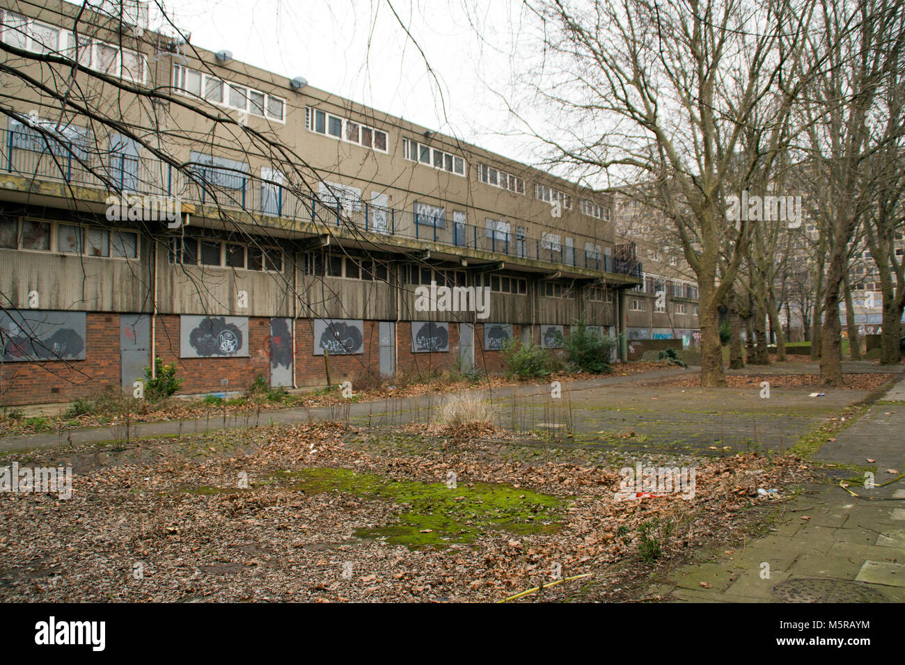 Fotografía en color de la Heygate Estate, Southwark, al sur de Londres. Fotografiado justo antes fue demolido. Londres, Inglaterra, Reino Unido. Foto de stock