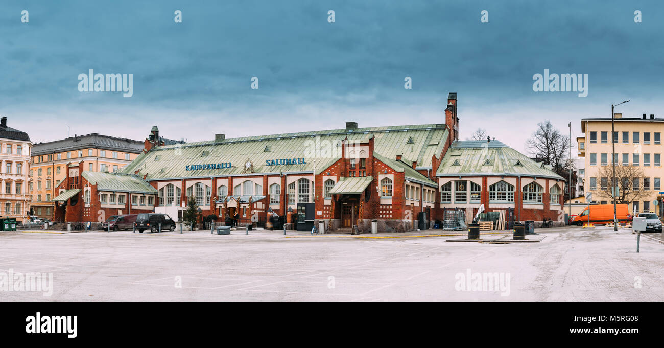 Helsinki, Finlandia. Panorama de Hietalahti Market Hall ubicado en Old Market Hall de Hietalahdentie en Helsinki y comprenden mercado, cafetería y restaurantes. Foto de stock