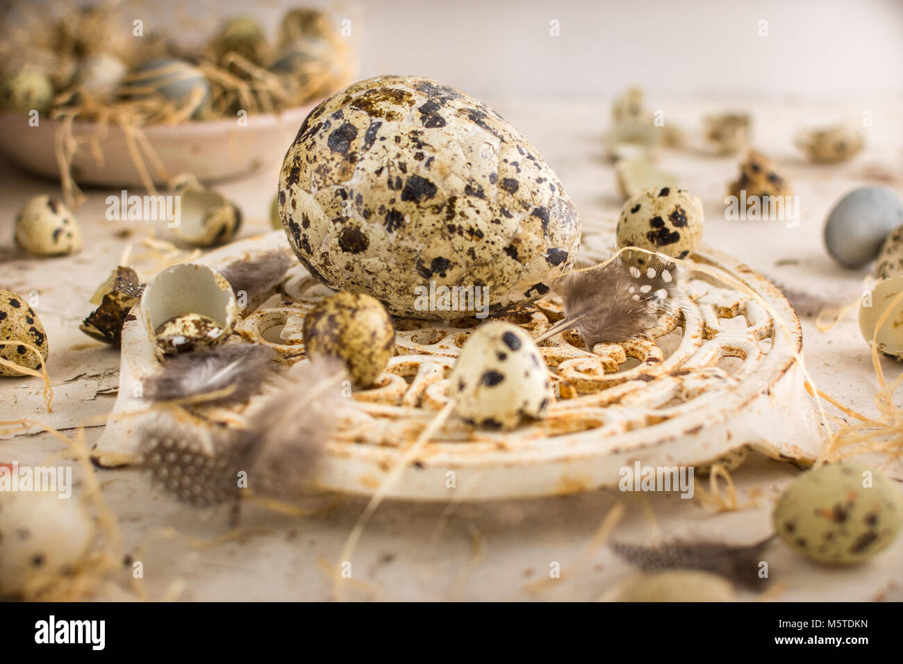 Varios huevos de Pascua decorativos vintage francés y un posavasos Foto de stock