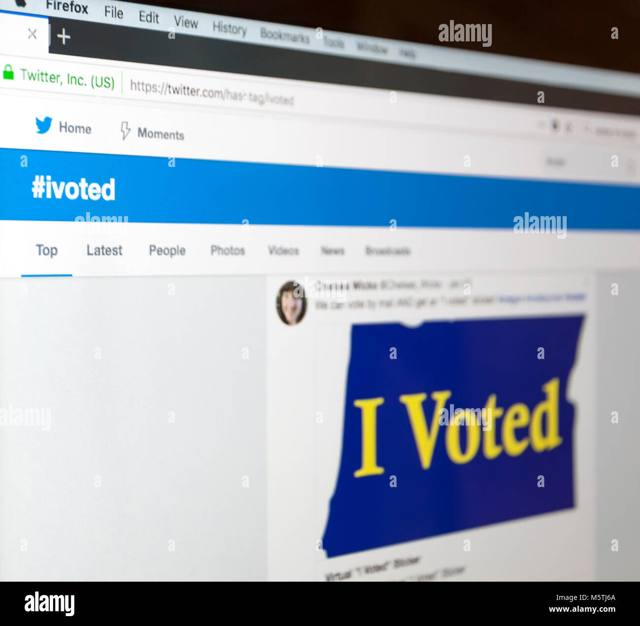 Twitter el hashtag #ivoted en una pantalla de ordenador. Foto de stock
