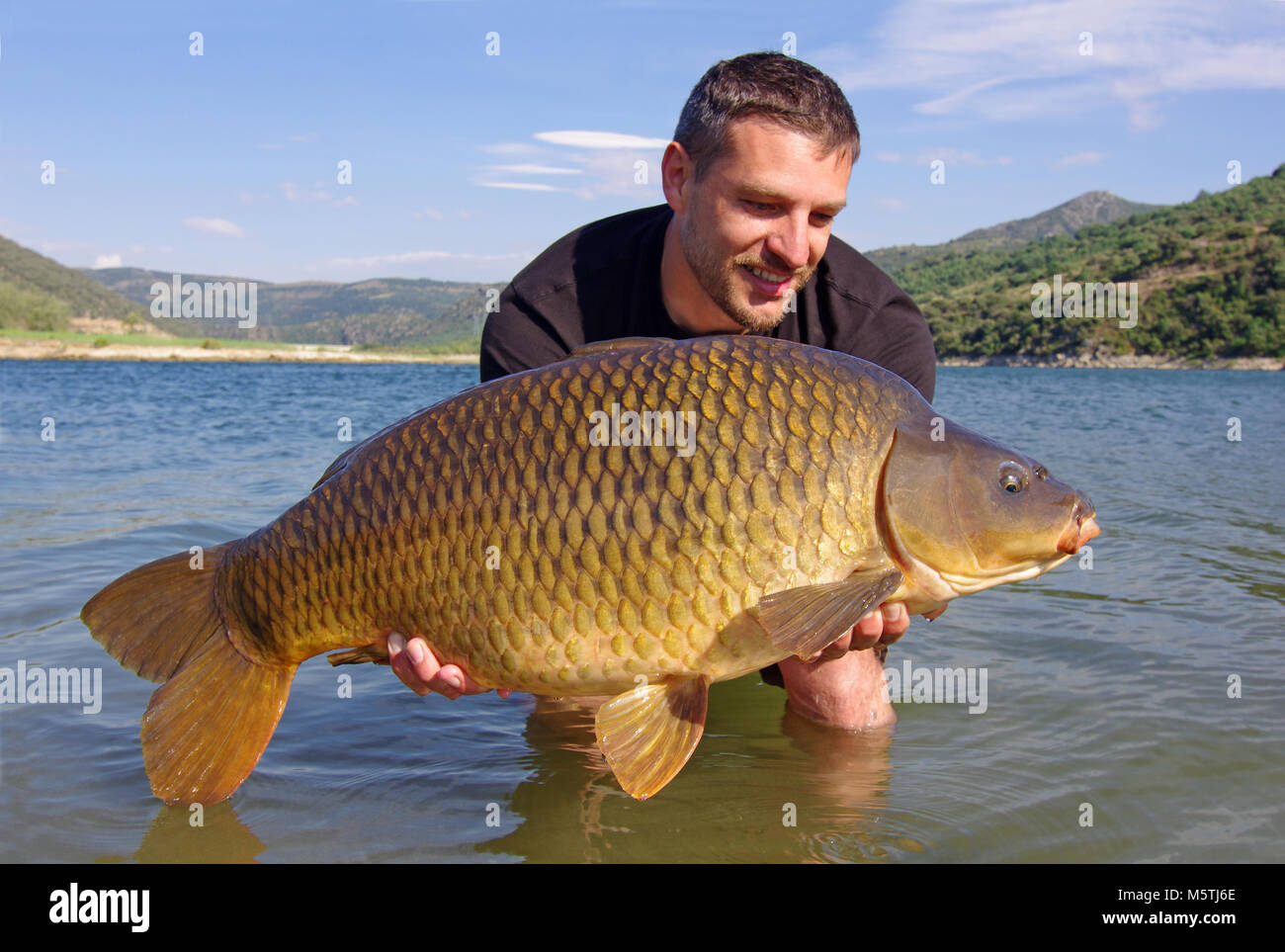 Pescador pez carpa grande fotografías e imágenes de alta resolución - Alamy