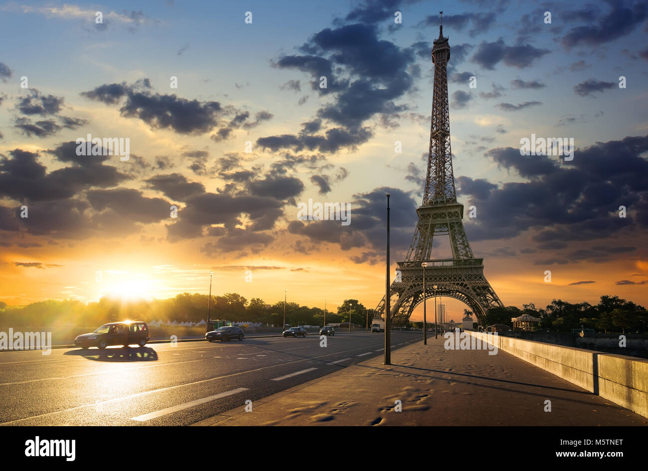 Camino a la Torre Eiffel en el soleado amanecer en París, Francia