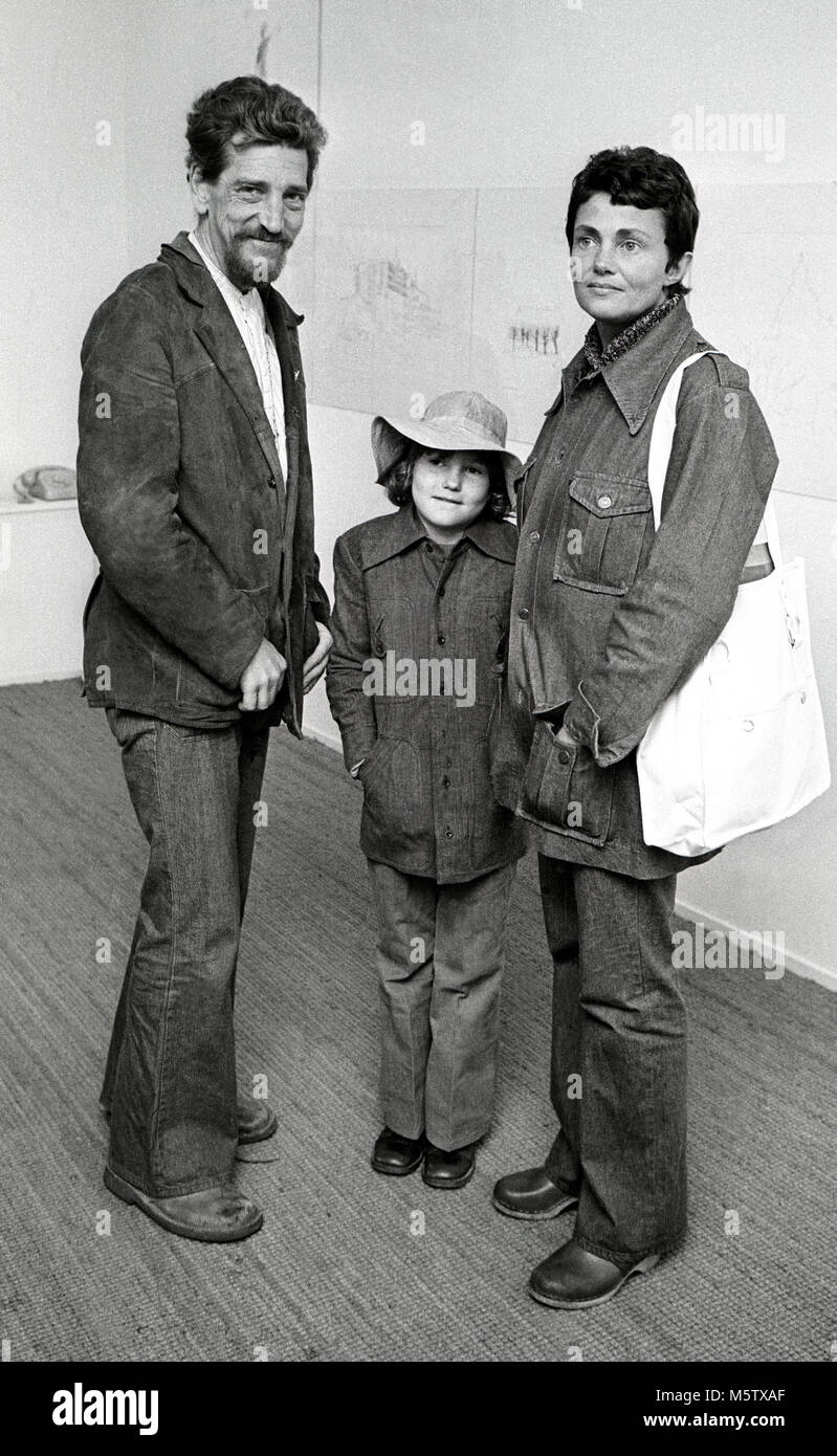 PER WAHLÖÖ y MAJ SJÖWALL con su hija Tetz,autores suecos y autorizar a los autores de las novelas policiales sobre Martin Beck 1974 Foto de stock