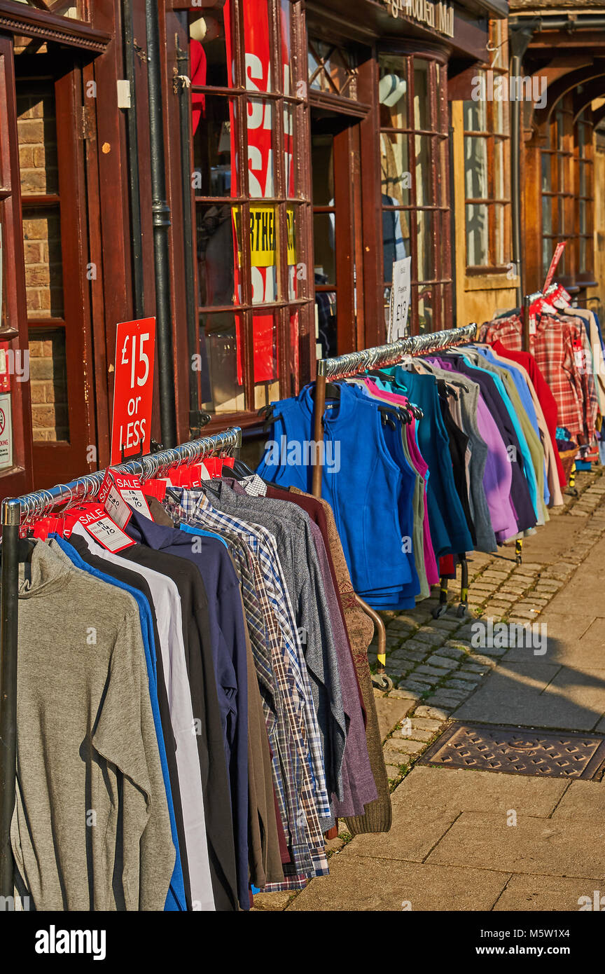 Venta de ropa fotografías e imágenes de alta resolución - Alamy