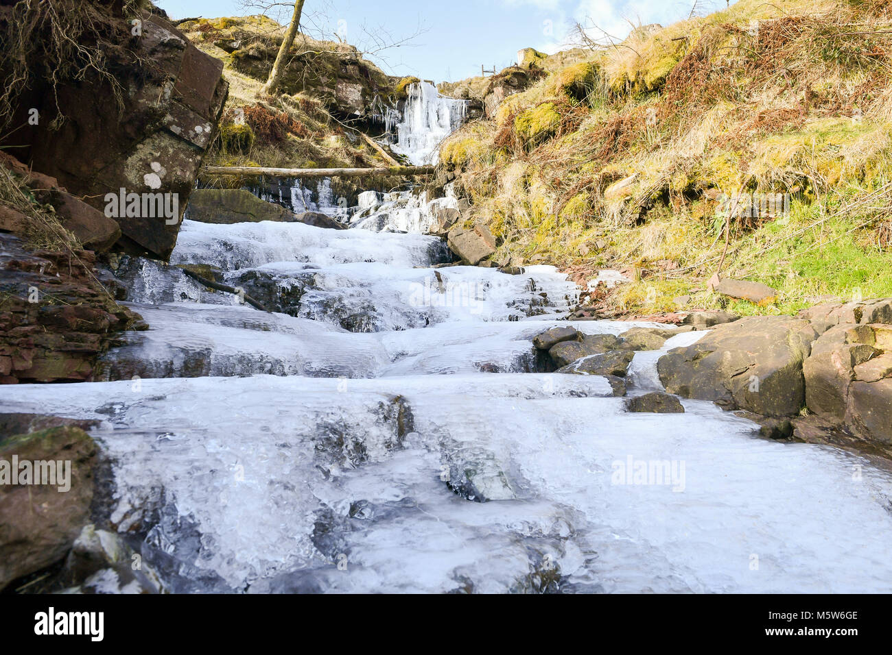 Una cascada congelada cerca de Pen y ventilador de montaña en el Parque Nacional de Brecon Beacon, Gales, como algunas partes del Reino Unido están configurados para sentir más frío que el Círculo Polar Ártico como temperaturas de congelación continúa en la próxima semana. Foto de stock