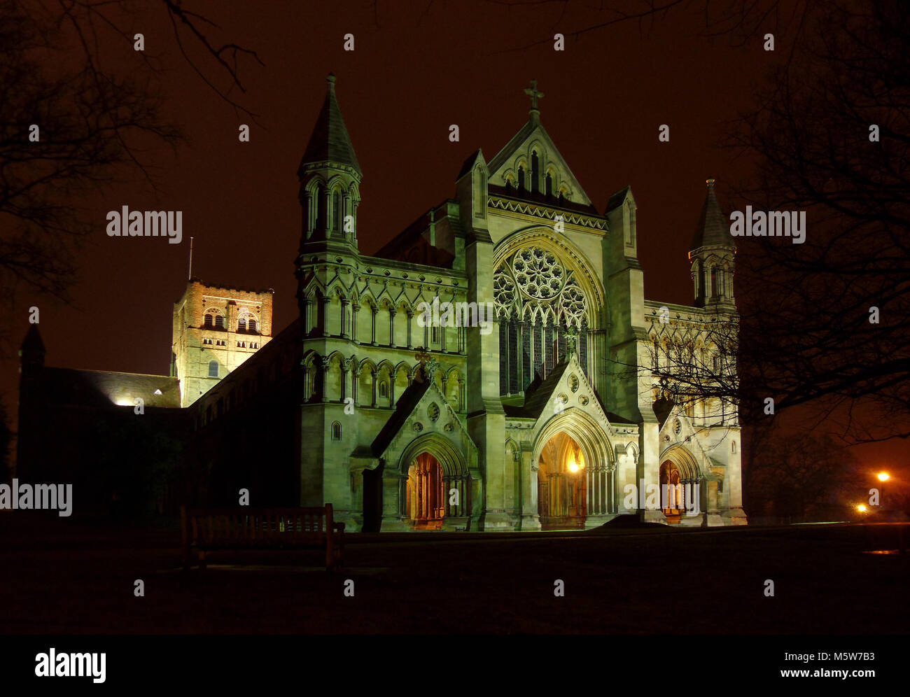 Vista de noche iluminado: la Catedral y la abadía de St Albans, Hertfordshire, Inglaterra Iglesia Foto de stock