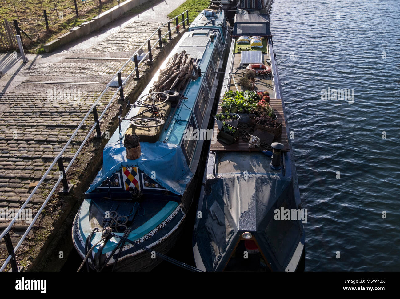 Canal, Canal Narrowboats barcos, barcazas, sostenible y pacífica, vegetariana, ambientalmente consciente de vivir Foto de stock