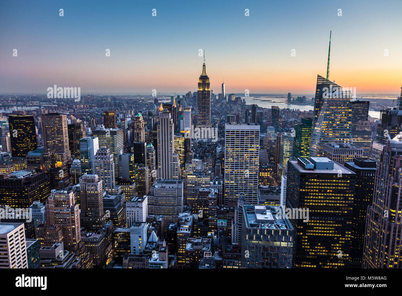 La Ciudad de Nueva York con rascacielos urbano al anochecer, EE.UU.. Foto de stock