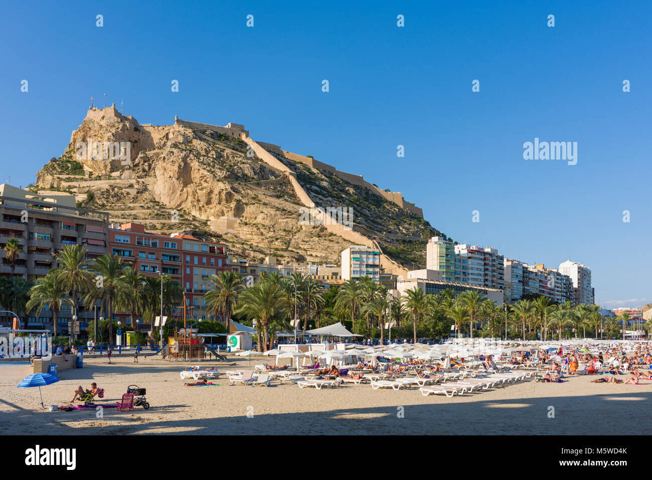 La playa debajo del castillo de Santa Bárbara de Alicante en la Costa Blanca, España. Foto de stock