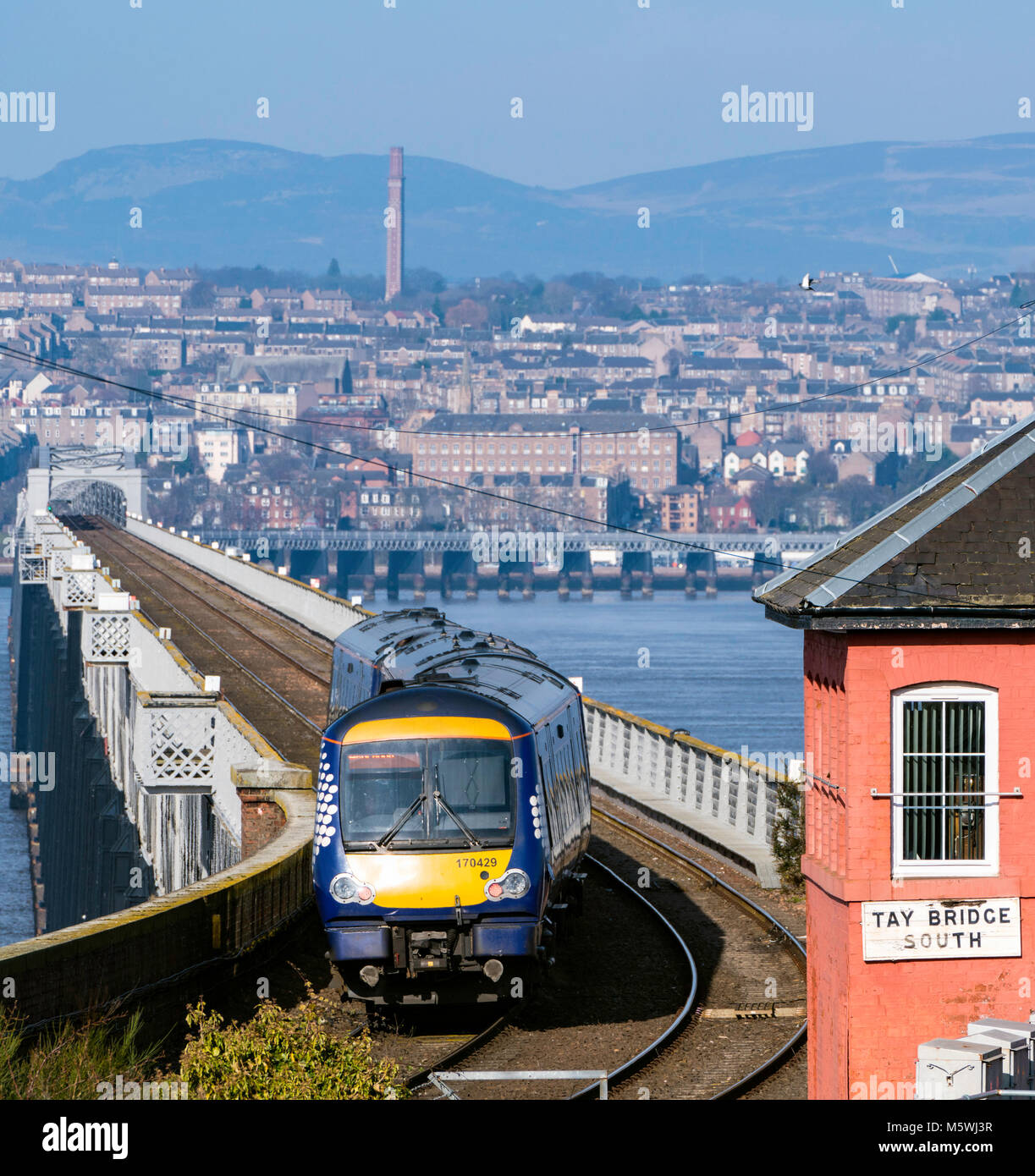 Vista del tren de pasajeros diesel Scotrail viajando hacia Dundee cruzando el puente del ferrocarril Tay Wormit en Tayside, Escocia, Reino Unido Foto de stock