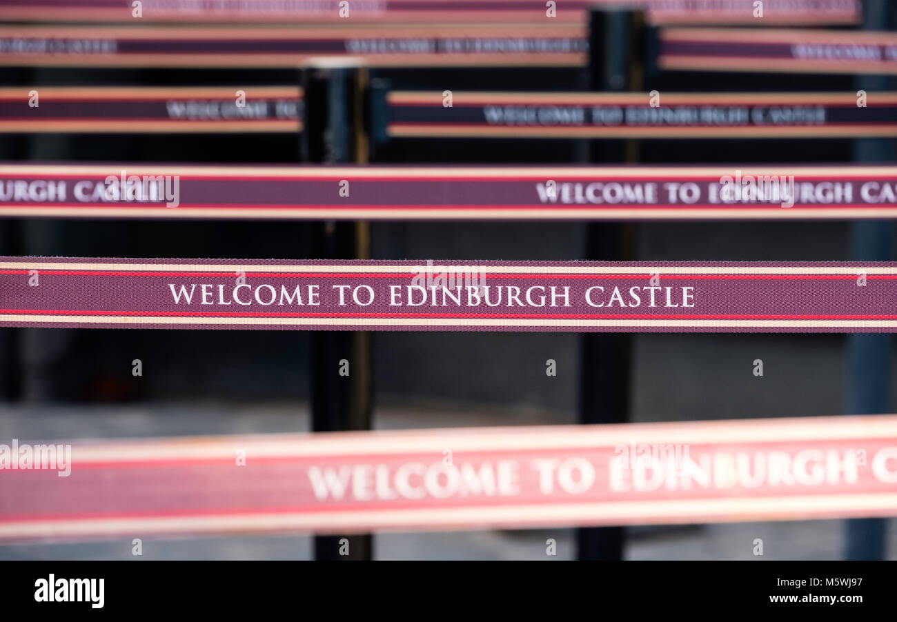 Detalle de la cola barreras de separación en taquilla en el Castillo de Edimburgo, Escocia, Reino Unido. El hacinamiento es un problema en esta popular atracción turística Foto de stock
