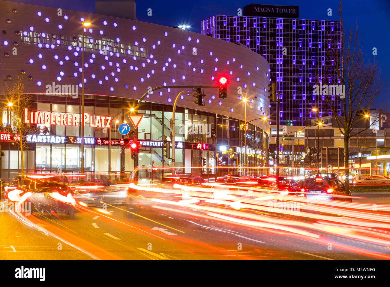 Berliner Platz, plaza, en el centro de la ciudad de Essen, Alemania, centro comercial Limbecker Platz, la Torre Magna Office Building, el tráfico nocturno, Foto de stock