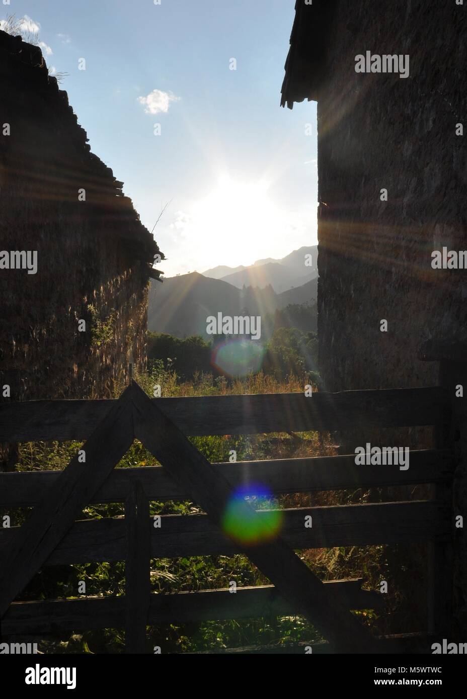 Vistas al atardecer y un estilo de lente entre dos antiguos edificios de granja y la antigua puerta de la Toscana Italia Foto de stock