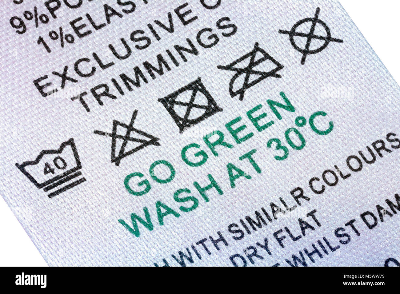 Servicio de lavandería - Servicio de lavado de ropa cuidado de la etiqueta de lavado de 40° ciclo suave, no blanquear, no secar en la secadora, no limpieza en seco y Go Green lavar a 30° Foto de stock