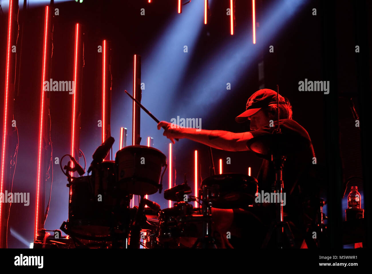 BARCELONA - JAN 8: Alt-J (banda de música indie rock) realice en concierto en el Sant Jordi Club sede el 8 de enero de 2018, en Barcelona, España. Foto de stock