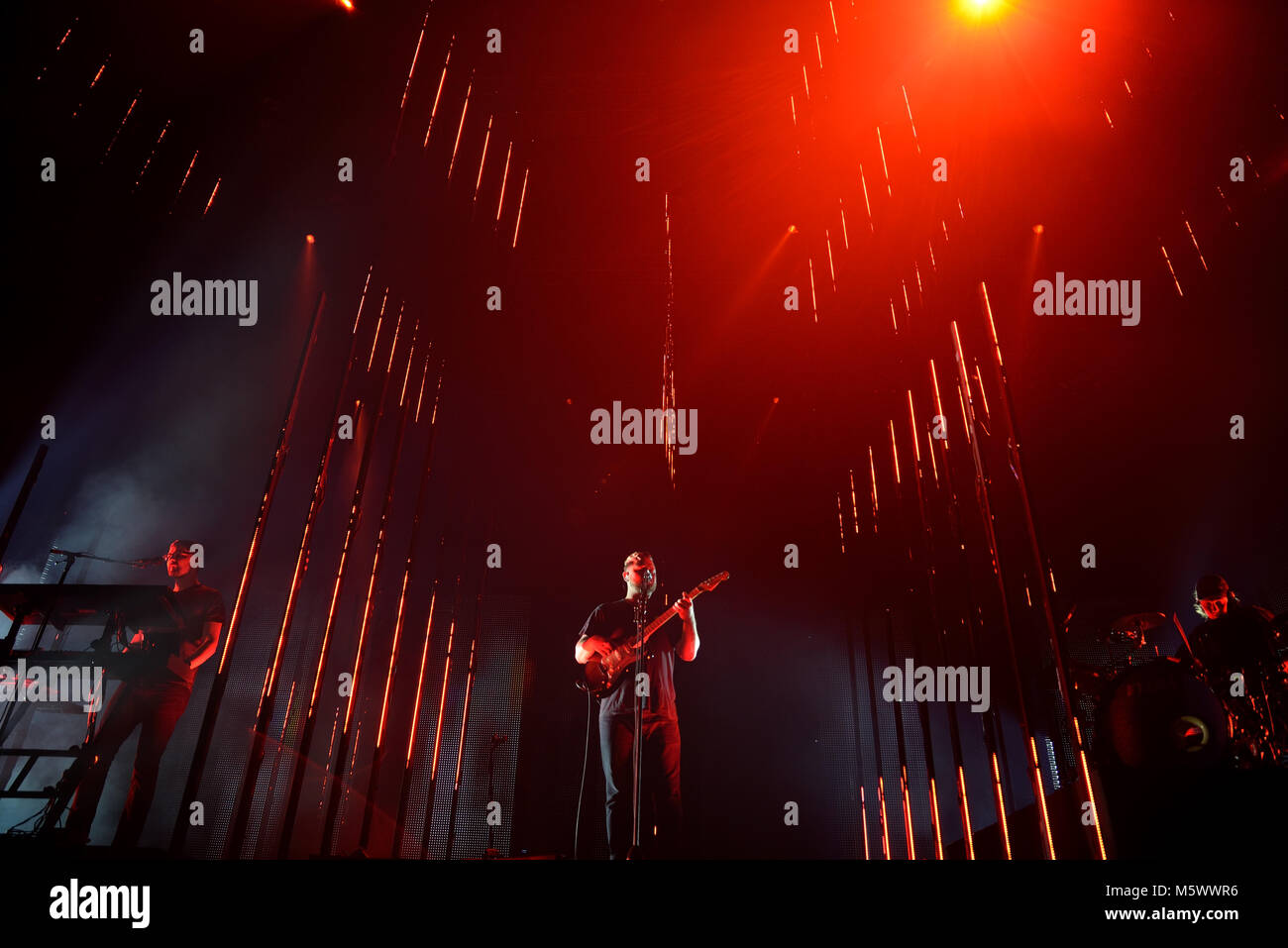 BARCELONA - JAN 8: Alt-J (banda de música indie rock) realice en concierto en el Sant Jordi Club sede el 8 de enero de 2018, en Barcelona, España. Foto de stock