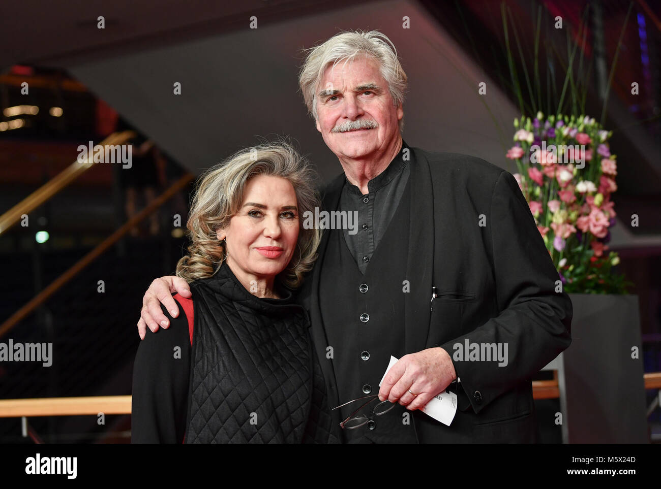 Berlín, Alemania. 24 Feb, 2018. 24 de febrero de 2018, Alemania, Berlín, la Ceremonia de entrega de premios, el Palacio de la Berlinale: Peter Simonischek y su esposa Brigitte Karner. Crédito: Jens Kalaene/dpa-Zentralbild/ZB/dpa/Alamy Live News Foto de stock