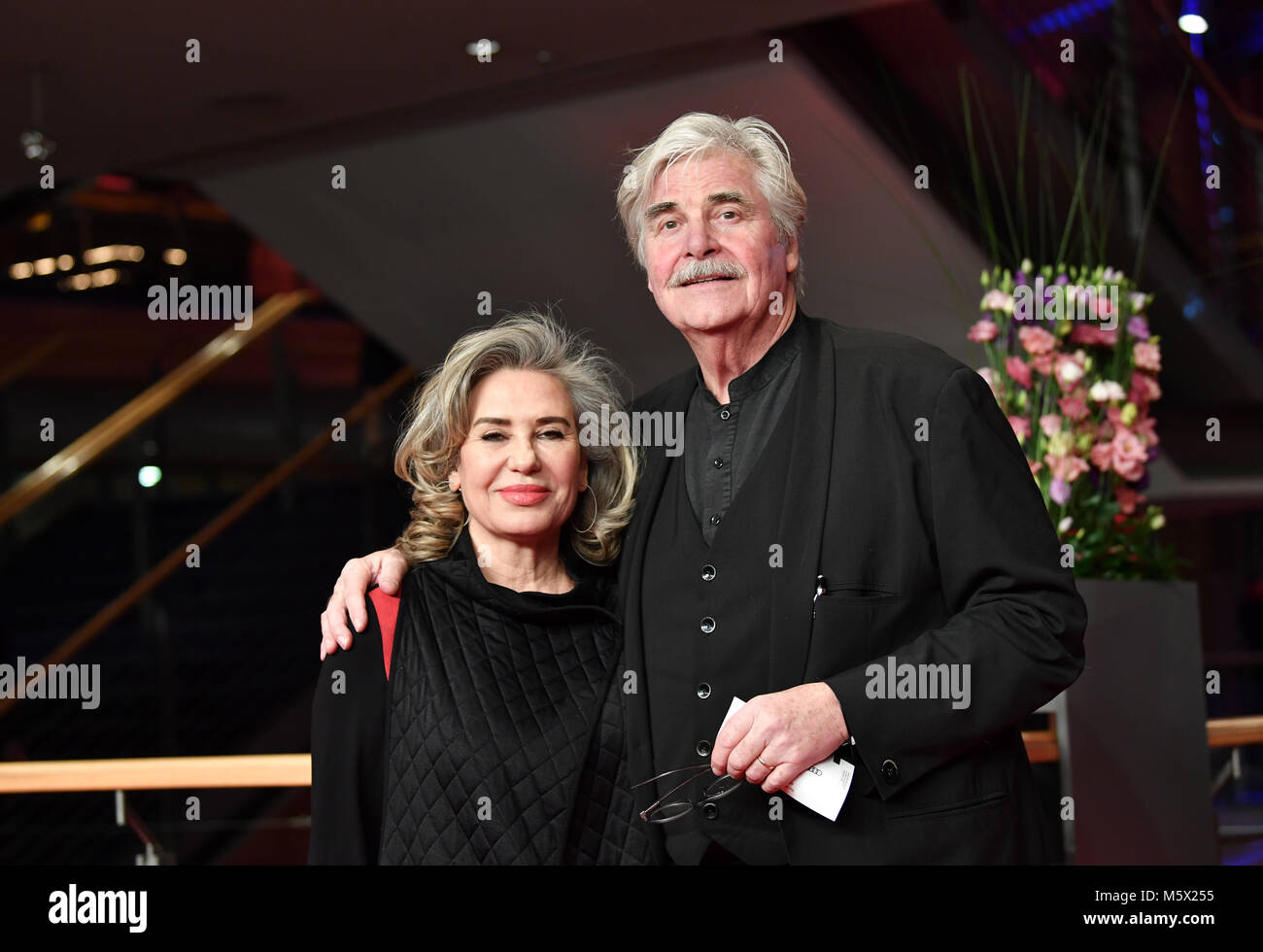 Berlín, Alemania. 24 Feb, 2018. 24 de febrero de 2018, Alemania, Berlín, la Ceremonia de entrega de premios, el Palacio de la Berlinale: Peter Simonischek y su esposa Brigitte Karner. Crédito: Jens Kalaene/dpa-Zentralbild/ZB/dpa/Alamy Live News Foto de stock