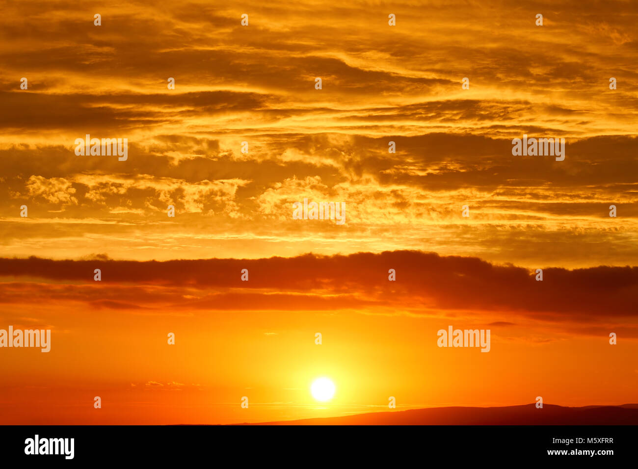 Sunset - bajo el sol sobre el horizonte Foto de stock