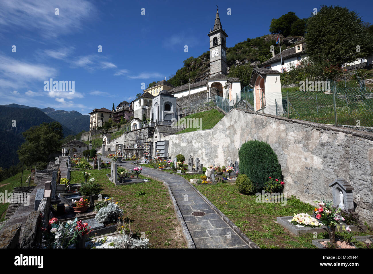 Cementerio, camino de dolores y capillas de la iglesia parroquial de San Giovanni Battista, Comologno, Valle Onsernone, Cantón Tesino Foto de stock