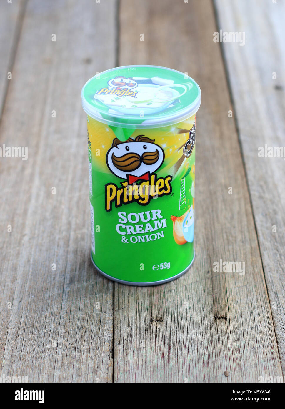Crema agria y cebolla patatas chips Pringles Foto de stock