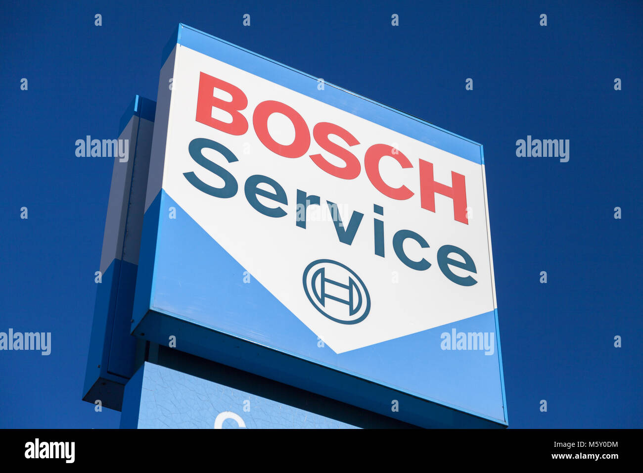 Fürth / Alemania - 25 de febrero de 2018: el logotipo de Bosch cerca de un edificio de servicio de Bosch. La multinacional alemana Bosch es una empresa de electrónica e ingeniería él Foto de stock