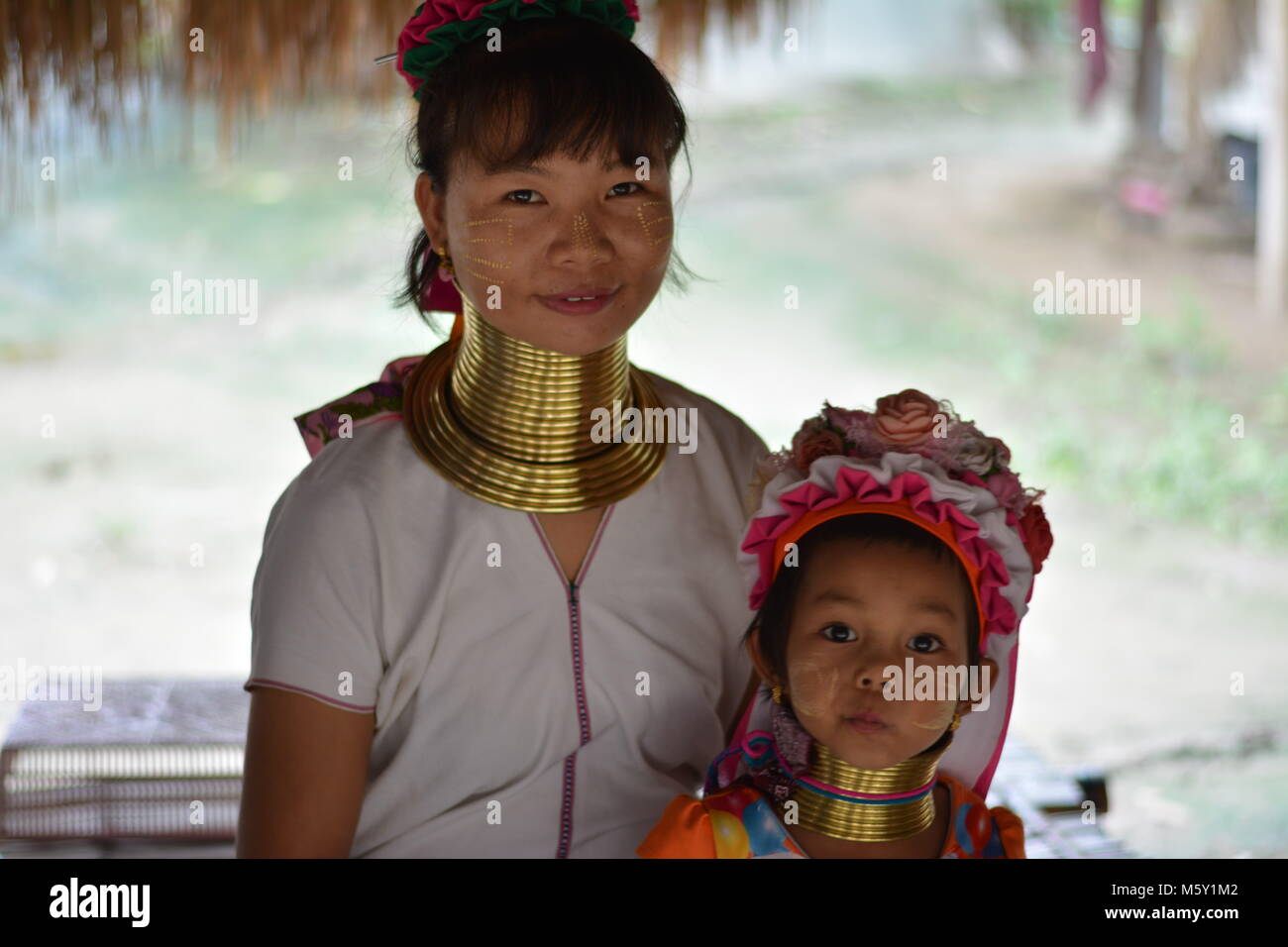 Las mujeres de cuello largo en una tribu cerca de Chiang Mai en el norte de Tailandia. Foto de stock