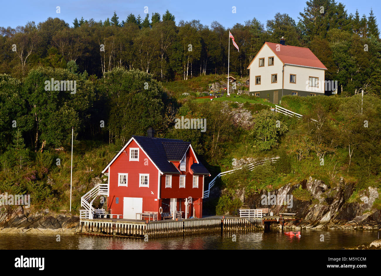 Casas rurales en Sognefjorden, Noruega Foto de stock