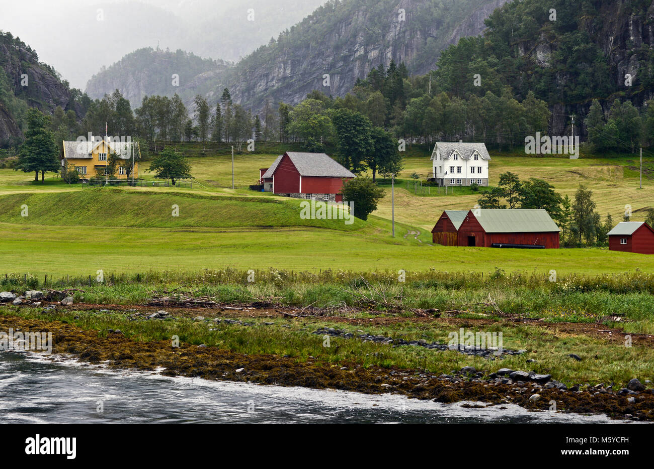 Casas rurales en Sognefjorden, Noruega Foto de stock