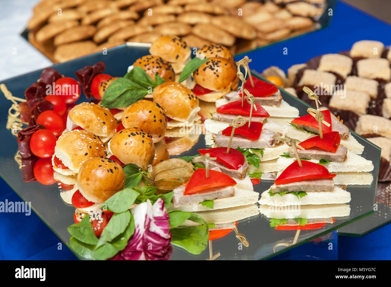 Canapés para recepciones, aperitivos para el vending. Canape para una mesa  de buffet, aperitivo Fotografía de stock - Alamy