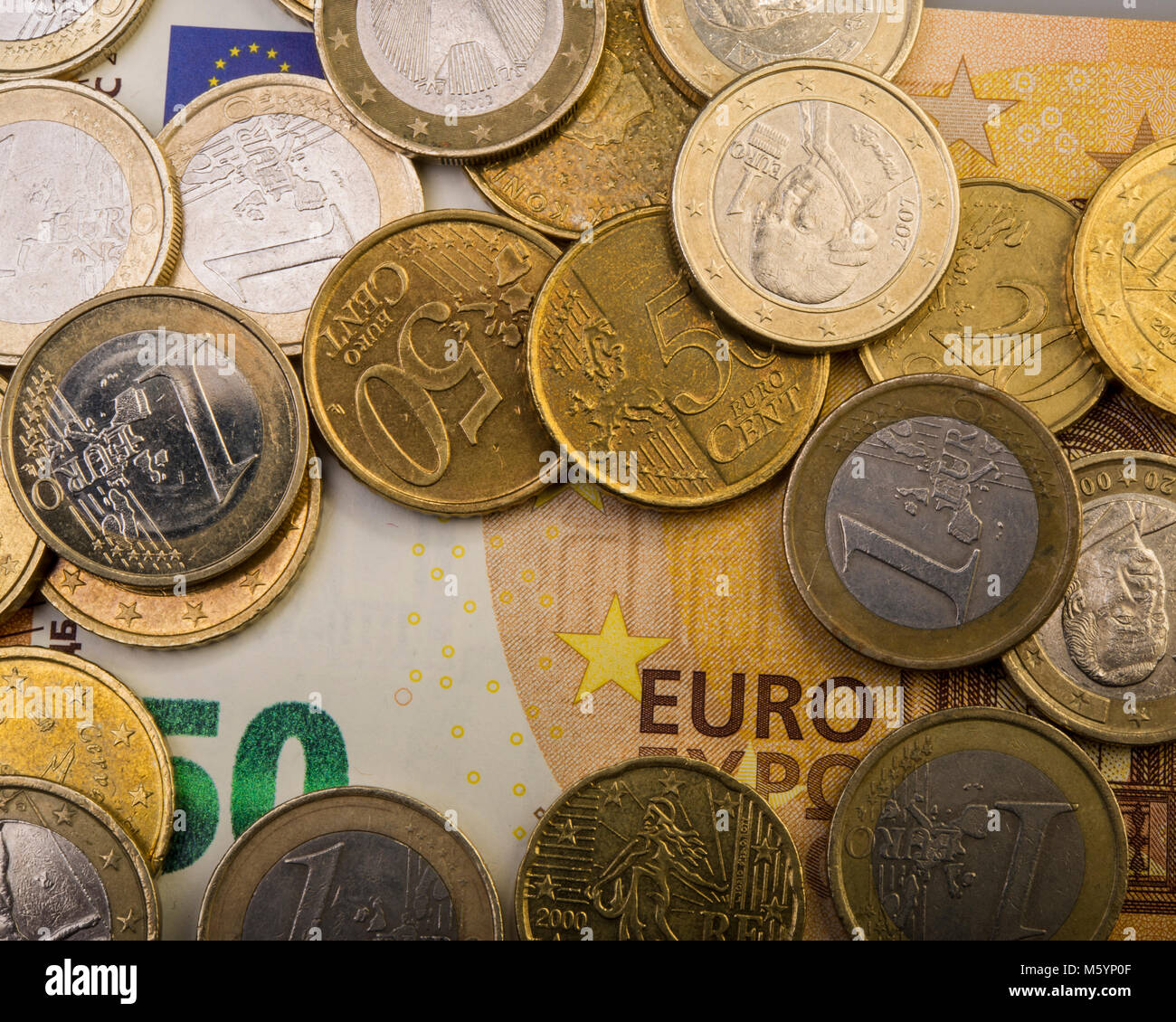 entrenador Glosario Araña Monedas Euro centavos en una factura impresa de cincuenta euros. Euro  dinero. Moneda de la Unión Europea Fotografía de stock - Alamy