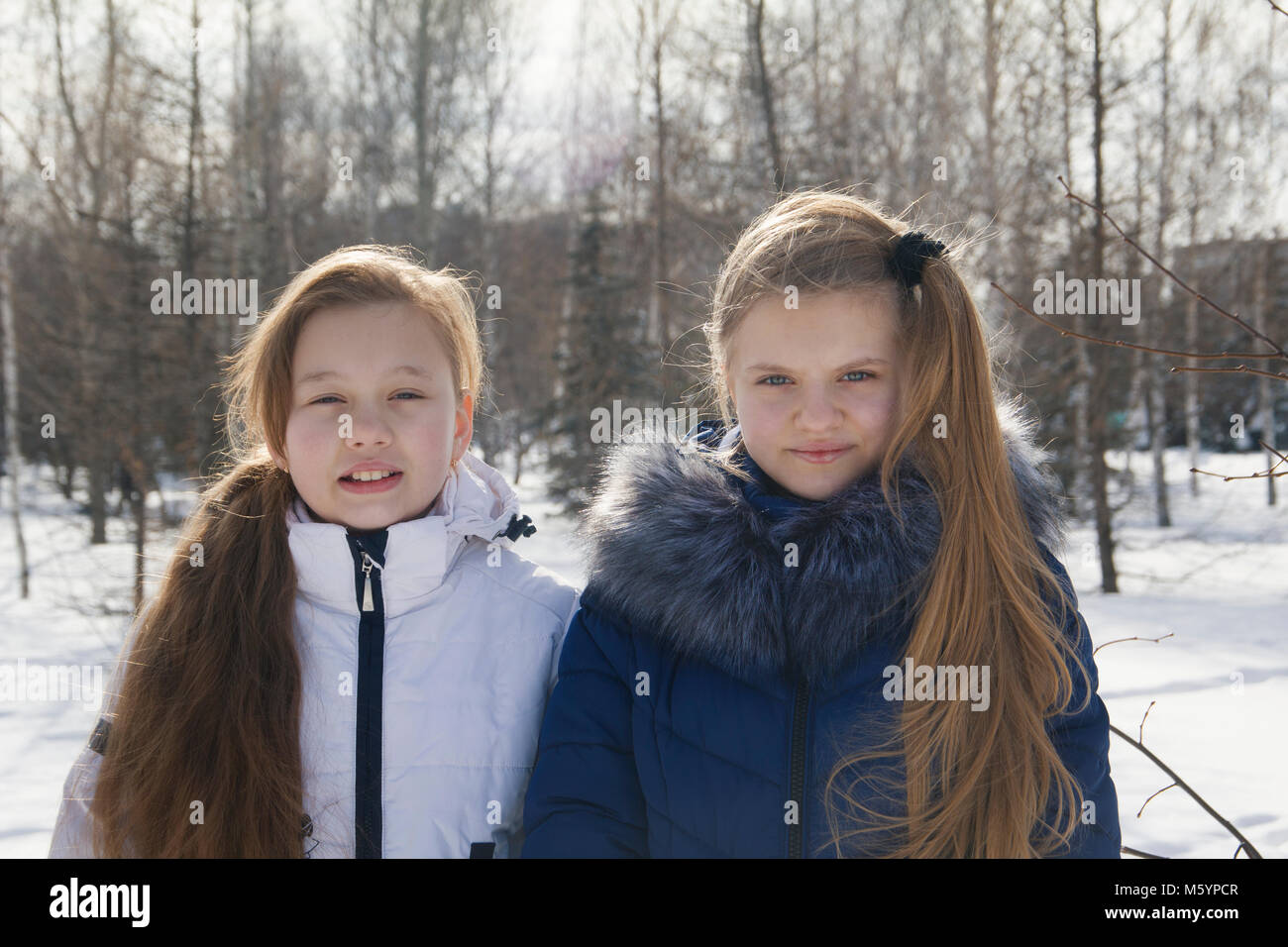 Retrato de dos niñas adolescentes en ropa de abrigo entre los árboles en  invierno Fotografía de stock - Alamy